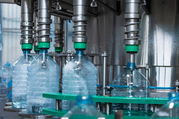 Botellas Plástico Cinco Litros Proceso Llenado Con Agua Una Máquina — Foto de Stock