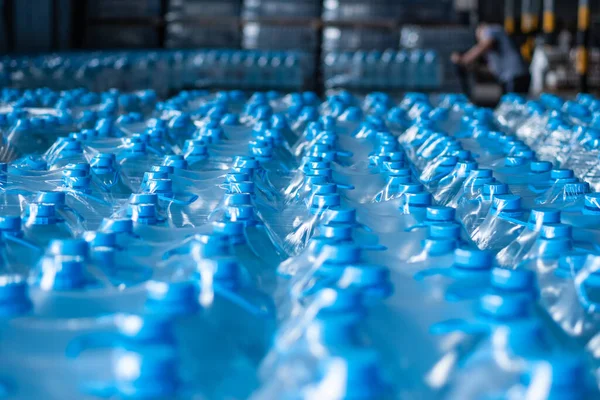 Verpackte Wasserflaschen Aus Kunststoff Endproduktlager Warten Auf Den Versand Hintergrundbild — Stockfoto
