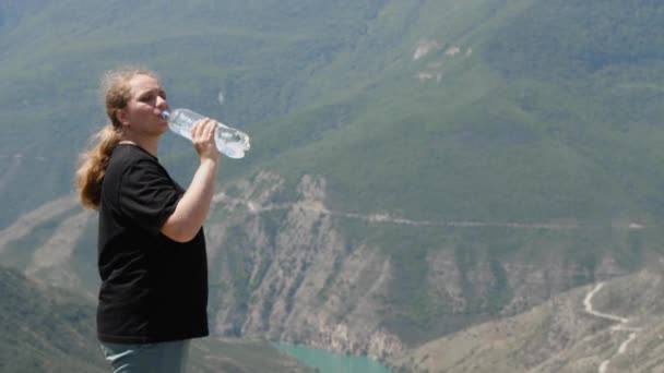 Una Chica Con Una Camiseta Negra Bebiendo Agua Una Botella — Vídeos de Stock