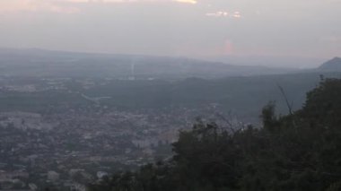 Gün batımında şehir manzarası kamaradan.