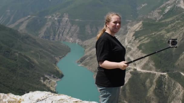 Dívka Stojící Okraji Kaňonu Zelenou Vodou Natáčí Kameru Mluví Svých — Stock video