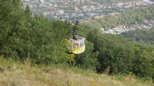 Yellow Cab Old Cable Car People Moving Background Green Trees — Stock Video