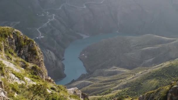 Desfiladeiro Profundo Com Rio Azul Fundo Sulak Canyon Mais Profundo — Vídeo de Stock