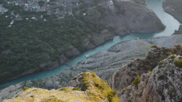 Kilátás Kanyonra Felülről Egy Motorcsónak Halad Folyó Mentén Kanyonban Napnyugtakor — Stock videók