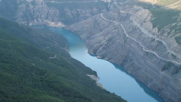 Şafakta Mavi Suyla Birlikte Kanyonun Manzarası Kanyonun Bir Yamacında Orman — Stok video