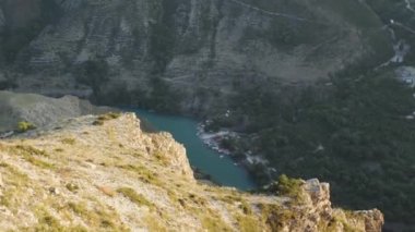 Nehrin kıvrımlarının üzerinden derin bir kanyonda yeşil su manzarası. Gün batımı zamanı. Seyahat Konsepti
