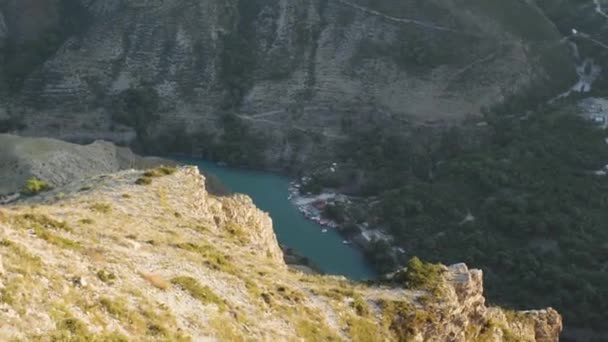 Kilátás Felülről Kanyarokban Folyó Zöld Víz Egy Mély Kanyonban Napnyugtakor — Stock videók