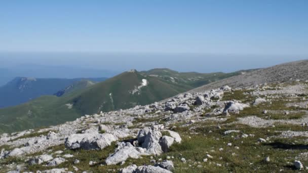 Πανόραμα Βουνοκορφές Και Έναν Άντρα Περπατάει Σακίδιο Έννοια Της Ορειβασίας — Αρχείο Βίντεο