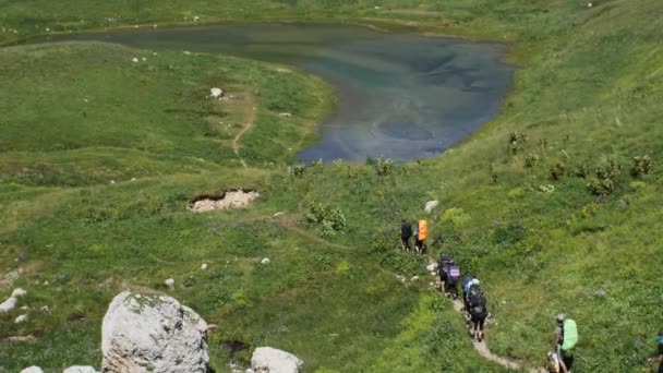 Μια Ομάδα Τουριστών Σακίδια Και Μπαστούνια Περπατά Κατά Μήκος Του — Αρχείο Βίντεο