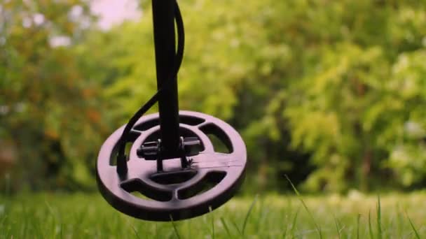 Metal Detektörün Manyetik Bobini Kameranın Önünde Yanıp Sönüyor Mücevher Bulma — Stok video
