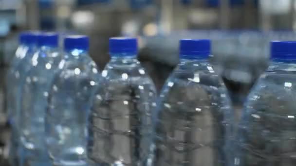 Video Sfocato Una Bottiglia Acqua Plastica Blu Che Muove Lungo — Video Stock