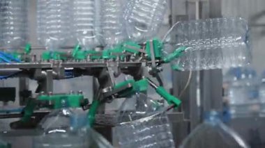 Plastik şişeleri tıkırdatmadan önce durulama işlemi. Yiyecek işleme tesisinde içme suyu üretimi