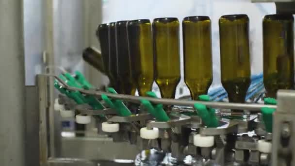 Närbild Glasflaskor Som Kommer Från Sköljmaskinen Produktion Dricksvatten Vid Livsmedelsindustrins — Stockvideo