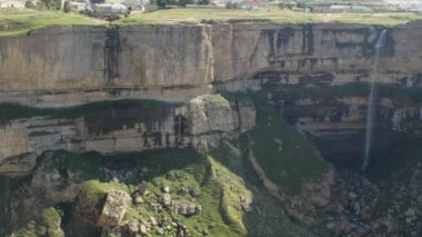 Derin bir kanyonun taş duvarları arasında akan yüksek şelale. Dağıstan Cumhuriyeti, Rusya. Ülkenizde seyahat kavramı
