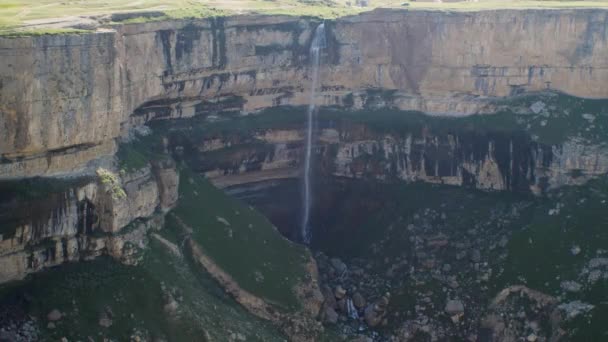 Hoher Wasserfall Zwischen Den Steinmauern Republik Dagestan Russland Das Konzept — Stockvideo