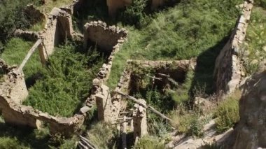 Şehir halkı tarafından terk edilmiş kalıntılar. Yukarıdan taş duvarların manzarası. Hayalet kasaba. Medeniyetin sonu kavramı