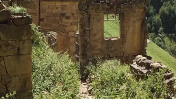 Halb Zerstörte Steinmauern Von Häusern Mit Fensteröffnungen Auf Dem Hintergrund — Stockvideo