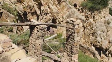 Dağın tepesindeki antik şehrin taş kalıntıları. Dağıstan 'da hayalet bir kasaba. Medeniyetin sonu kavramı