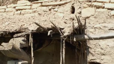 Taş ve sopalardan yapılmış terk edilmiş ve kısmen yıkılmış bir bina. Hayalet kasaba. Medeniyetin sonu kavramı