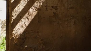 Terk edilmiş ve harabeye dönmüş bir evde kil duvar ve tavan. Hayalet kasaba. Medeniyetin sonu kavramı