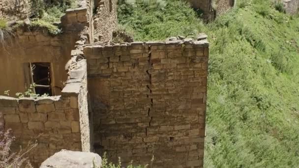 Каменные Стены Разрушенных Домов Фоне Гор Город Призрак Дагестане Концепция — стоковое видео