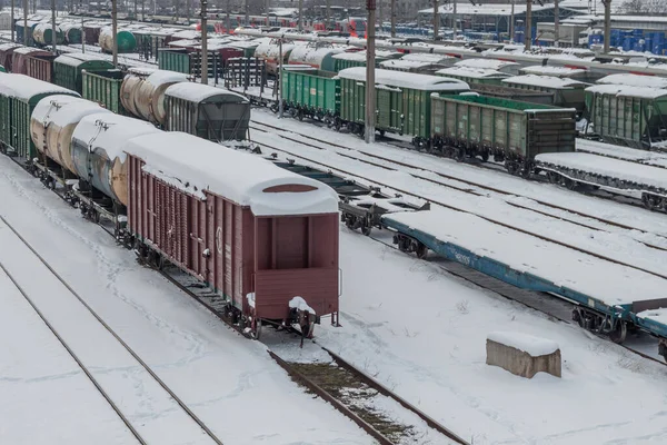 Bahnhof Winter Mit Schnee Bedeckt Stehen Güterwagen Panzer Und Bahnsteige — Stockfoto