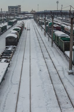 Kışın tren istasyonu. Yük vagonları karla kaplıdır. Demiryolu taşımacılığı kavramı. Krasnodar, Rusya, 18 Şubat 2021