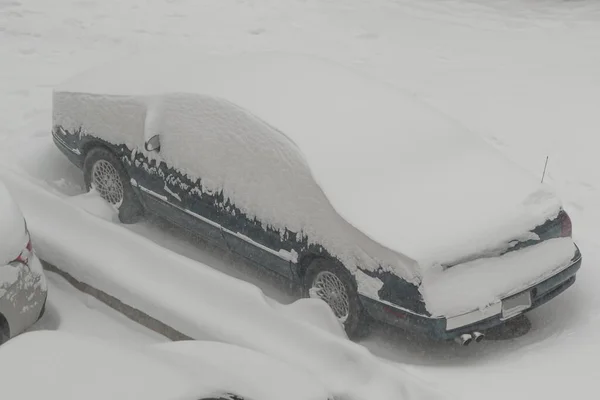 車は雪で覆われていた 市内の雪の冬 — ストック写真