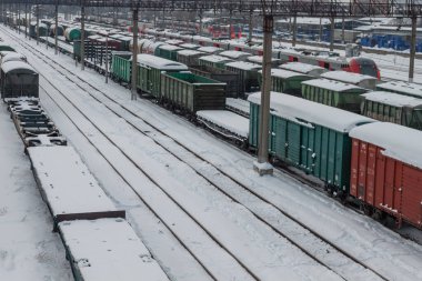 Tren istasyonu arabalarla birlikte karla kaplı. Yukarıdan bak. Demiryolu taşımacılığı kavramı. Krasnodar, Rusya, 18 Şubat 2021
