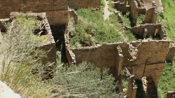Разбросанный каменный город в Дагестане. Город-призрак. Концепция конца цивилизации. — стоковое видео