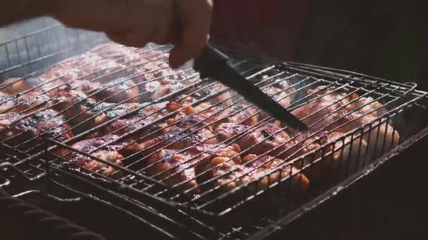 Hand Van Een Man Prikt Sappige Kippenvleugels Liggend Barbecue Met — Stockvideo