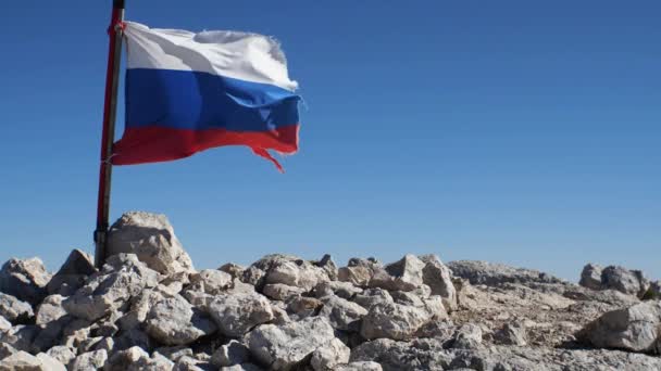 Imagens Câmera Lenta Bandeira Russa Esfarrapada Desenvolvendo Vento Bandeira Está — Vídeo de Stock