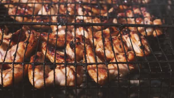 Zbliżenie Skrzydełek Kurczaka Pieczonych Węglu Grillu Węglowym Koncepcja Gotowania Wolnym — Wideo stockowe