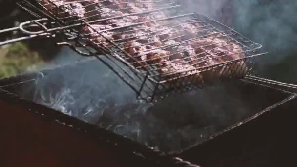 Grill Juicy Chicken Wings Flips Barbecue Juice Drips Meat Smoke — Stock Video