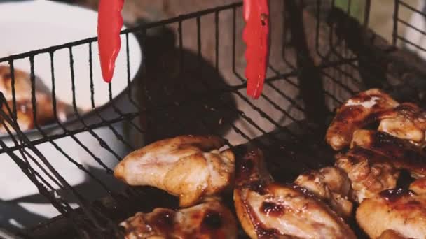 Красные Щипцы Приготовления Пищи Удалить Куриное Мясо Гриле Поместить Кастрюлю — стоковое видео