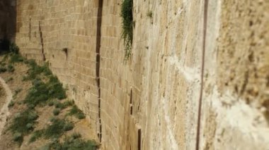 Ortaçağ şatosunun yüksek taş kale duvarı. Tarihi yerlere bir yolculuk. Yurtiçi turizm kavramı.