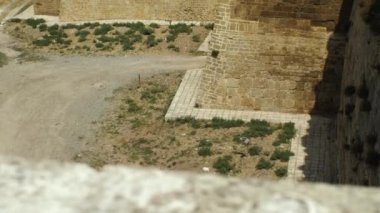 Ortaçağ şatosunun taş duvarları. Tarihi yerlere bir yolculuk. Yurtiçi turizm kavramı.
