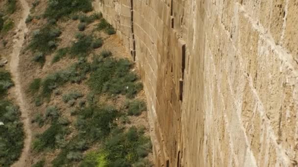 Πέτρινο Τείχος Ενός Μεσαιωνικού Κάστρου Ταξίδι Στα Ιστορικά Μνημεία Έννοια — Αρχείο Βίντεο