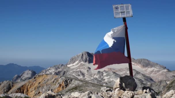 Hidasliikkeistä Kuvaa Revittyä Venäjän Lippua Kehittymässä Tuulessa Taustalla Sininen Taivas — kuvapankkivideo