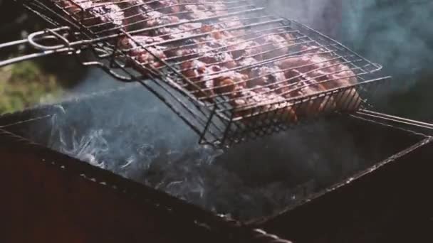 Rekaman Gerak Lambat Dari Pemanggang Membalik Atas Barbekyu Dengan Sayap — Stok Video