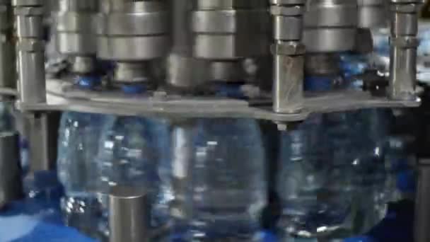 对塑料容器上的软木塞进行自动紧固操作的特写 矿泉水和软饮料生产商店 — 图库视频影像