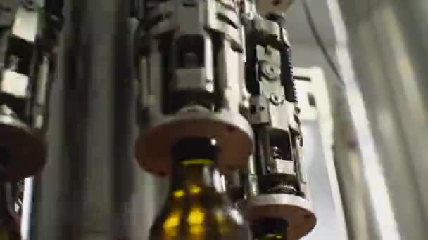 Крупный План Операции Автоматического Затягивания Пробки Стеклянной Бутылке Цех Производству — стоковое видео