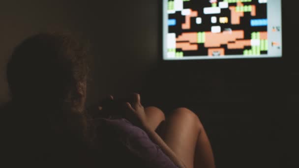 Een Meisje Een Donkere Kamer Die Een Console Speelt Zittend — Stockvideo