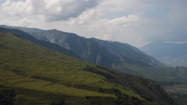 Panorama Cordilleras Debajo Ellos Pequeños Pueblos Cielo Nubes Negras Montañas — Vídeos de Stock