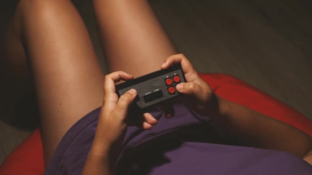 关闭顶部视图过时的操纵杆游戏垫 一个玩电子游戏的女孩 — 图库视频影像