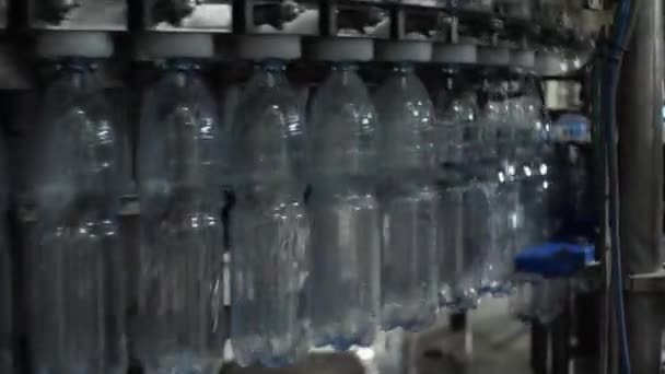 Primer Plano Verter Agua Una Botella Plástico Con Volumen Litros — Vídeos de Stock