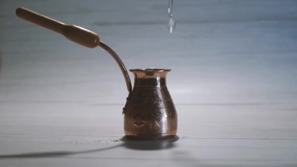 Cezve Cobre Com Padrões Que Estão Fundo Leve Água Derramada — Vídeo de Stock