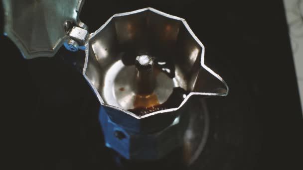 Διαδικασία Παρασκευής Του Καφέ Μια Καφετιέρα Geyser Expresso Καφέ Βράζει — Αρχείο Βίντεο