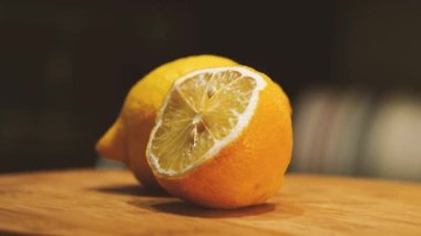 Mutfak tahtasının üzerinde duran limonların yarısını kes. Kamera etrafta uçuyor. Parallaks etkisi