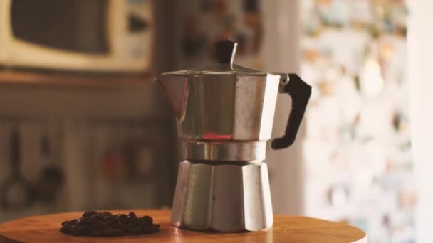 Gayzer Kahve Makinesi Mutfağın Arka Planında Bir Avuç Kızarmış Kahve — Stok video
